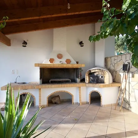 Mantenuta Villa